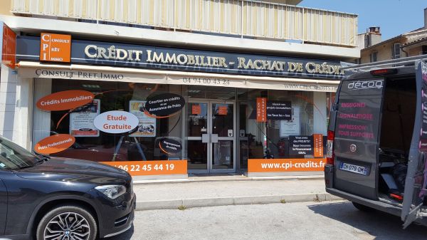 Drapeau lumineux double face et signalétique de vitrine pour Consul Prêt Immo à La Valette