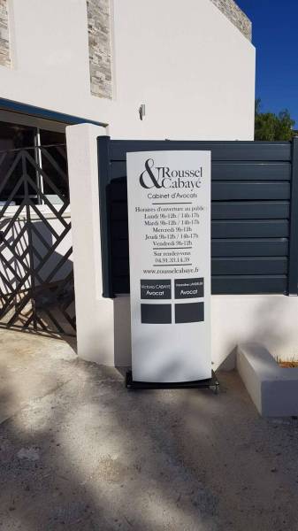 Plaques et professionnelles et Totem informatif pour un cabinet d'avocats à Saint Cyr sur mer près de Cassis