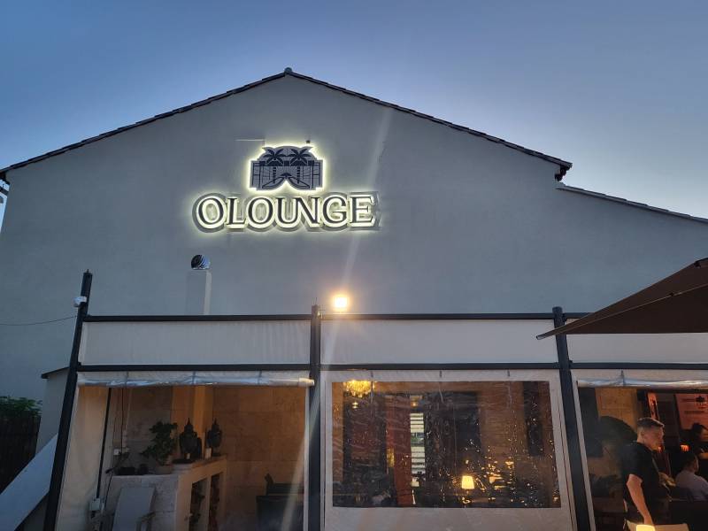 logo lumineux en retro eclairage