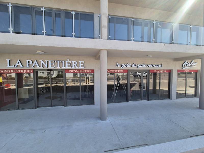 Grande enseigne lumineuse lettres boitiers plexi faces lumineuses