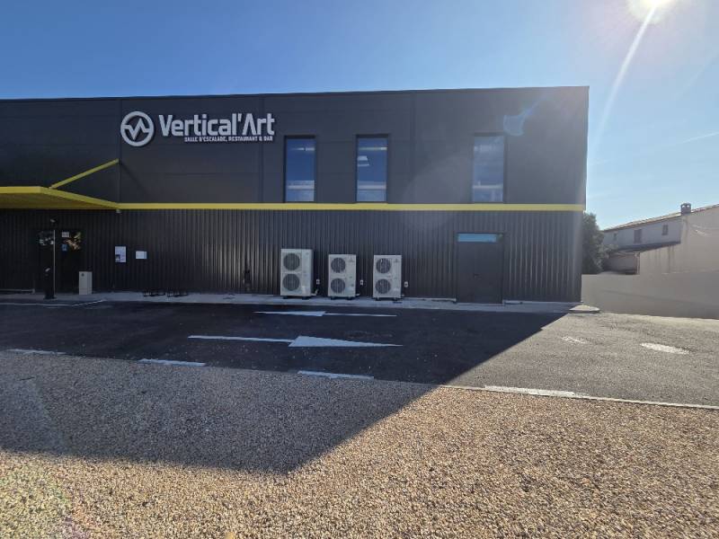 Grande enseigne lumineuse et logo lumineux