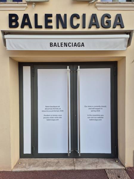 Habillage vitrines Balenciaga Saint-Tropez en vitrophanie