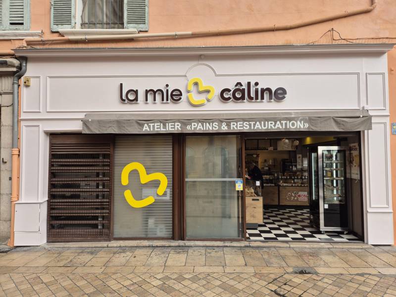 Nouvelle enseigne lumineuse sur mesure réalisée par Decograph pour La Mie Câline : lettres PVC laquées rétro-éclairées LED et vitrophanie professionnelle, fabriquées dans notre atelier de Six-Fours-les-Plages et installées à Toulon.