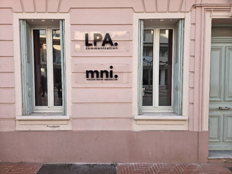 Enseigne plexi incolore avec lettres relief en aluminium noir – Pose réalisée par nos soins à Sanary-sur-Mer