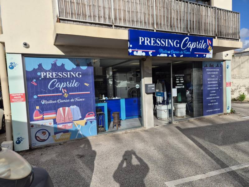 caisson lumineux avec lettrage ajouré et éclairage LED basse consommation,