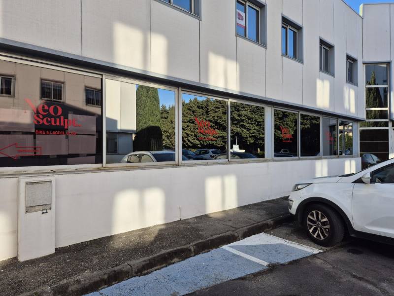 Impression sur-mesure d’autocollant vitrine pour Neo Sculpt à Six-Fours-les-Plages