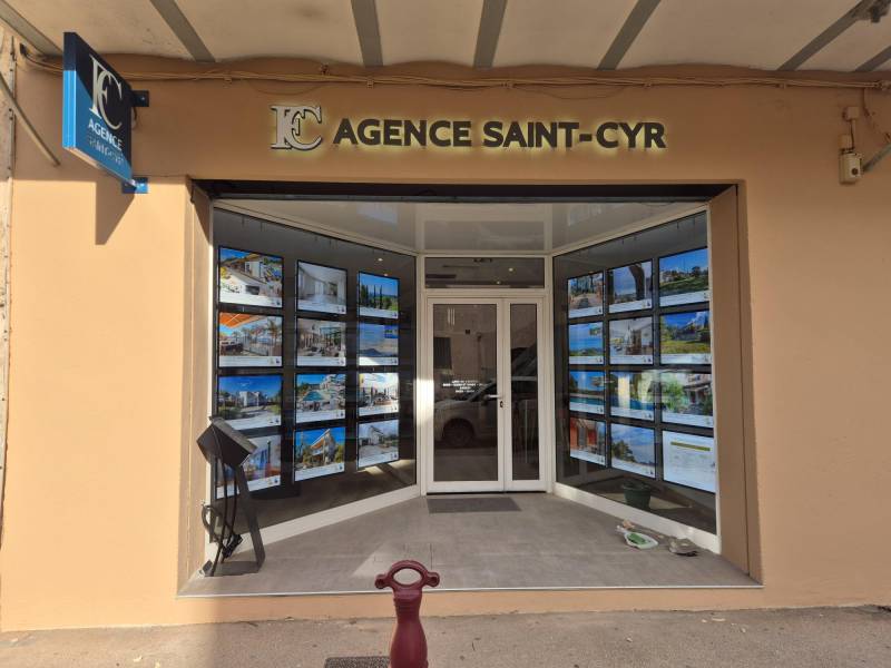 “Enseigne lumineuse avec lettrage PVC 19 mm laqué blanc et gris, installation professionnelle par Decograph à Saint-Cyr-sur-Mer, Var.”