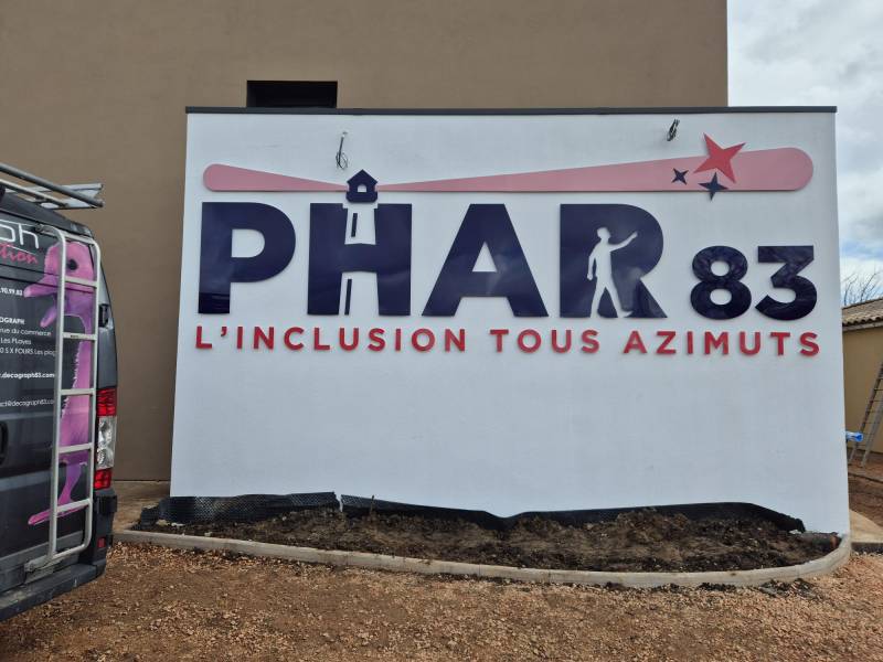 “Enseigne grand format de l’association PHAR 83 à Tavernes dans le Var, réalisée par Decograph83, spécialiste des enseignes et signalétique pour associations.”