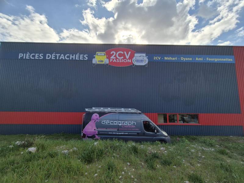 “Enseigne non lumineuse de 2CV Passion réalisée par Decograph dans le Var – visibilité pour Signes, Le Castellet et Le Beausset.”