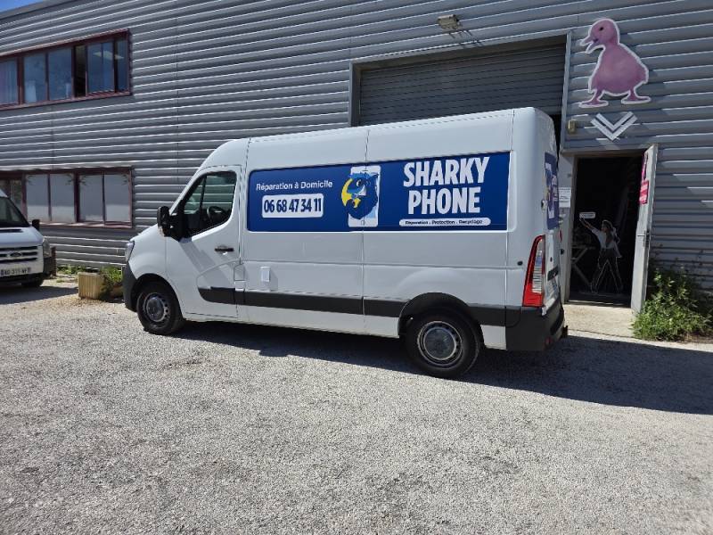 Réalisation de marquage publicitaire sur camion à Six-Fours-les-Plages : un design impactant signé Decograph pour maximiser la visibilité de SHARHY PHONE dans tout le Var.