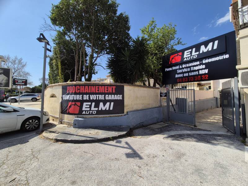 Installation d’un panneau dibond avec adhésif accompagné d’un caisson lumineux ajouré, offrant une signalétique moderne et visible de jour comme de nuit dans le Var.