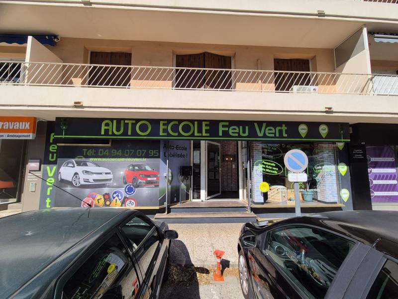 Auto-école Feu Vert à Six-Fours-les-Plages – enseigne et signalétique extérieure réalisées par Decograph pour une visibilité maximale et plus de prospects.