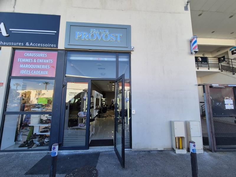 Enseigne lumineuse sur mesure avec bloc LED blanc et face aluminium inox miroir, respect de la charte graphique pour un salon de coiffure à La Ciotat.