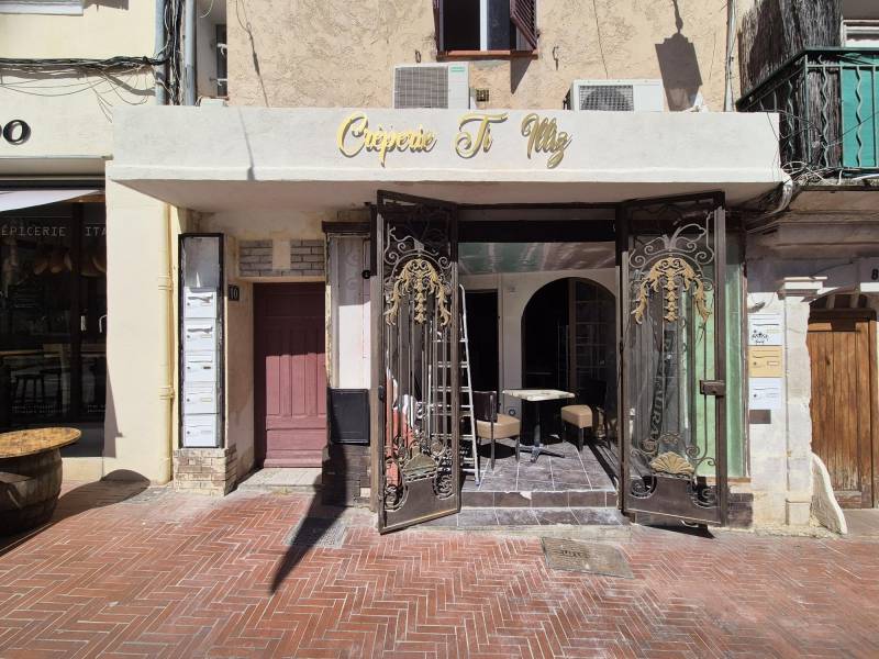Enseigne non lumineuse avec lettrage doré sur entretoises réalisée par Décograph pour la crêperie TI ILLIZ à Ollioules 83190.