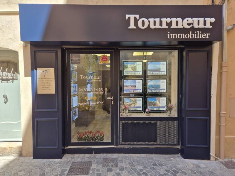 Enseigne lumineuse sur mesure de l’agence immobilière Tourneur Immobilier à Sanary-sur-Mer, lettres boîtiers LED haute visibilité en façade centre-ville.