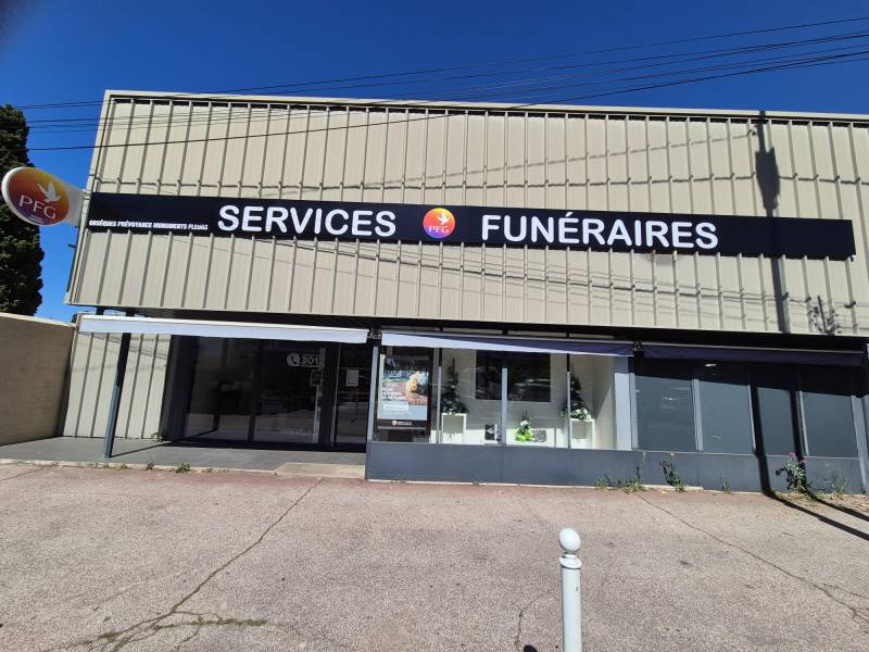 Grande enseigne professionnelle en dibond réalisée par Décograph pour PFG Pompes Funèbres Générales à La Seyne-sur-Mer avec intégration du logo de la société et pose sur façade commerciale.