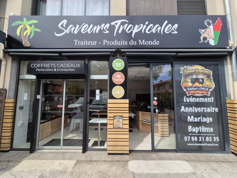 Enseigne non lumineuse réalisée par Décograph pour Saveurs Tropicales, traiteur et produits du monde, avec création, fabrication et pose d’une signalétique professionnelle sur mesure.
