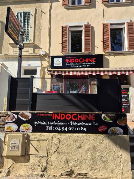 Création et installation d'une enseigne lumineuse sur mesure pour le restaurant INDOCHINE à Six-Fours-les-Plages (83). Un design élégant qui valorise la façade et attire l'attention des passants de jour comme de nuit.