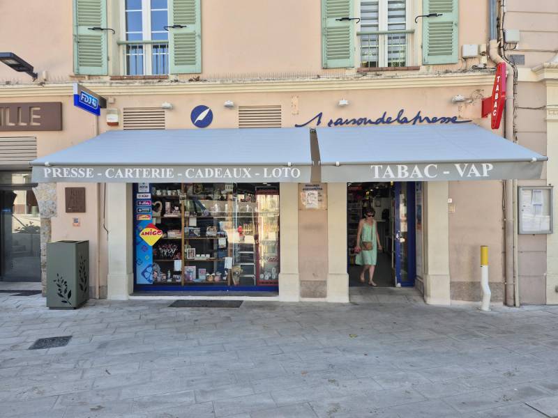 Carotte de tabac lumineuse double face installée au Luc-en-Provence pour une visibilité optimale du commerce de jour comme de nuit.