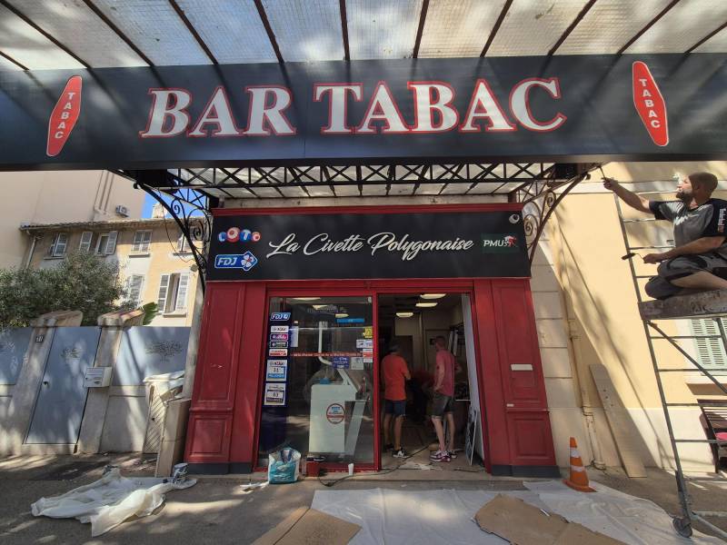 Enseigne tabac lumineuse caisson pochoir LED – visibilité jour et nuit à Toulon.