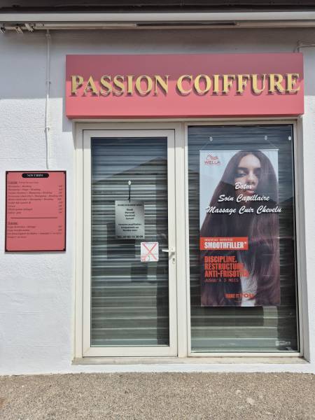 Nouvelle enseigne lumineuse réalisée pour Passion Coiffure à Toulon (83000). Ce caisson pochoir associé à des lettres relief dorées apporte élégance, visibilité et modernité à la façade du salon. Fabrication dans notre atelier et pose par nos équipes Deco