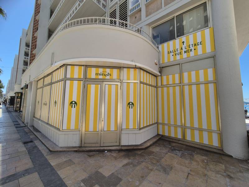 Vitrophanie sur mesure réalisée par Décograph pour la Brasserie Les Minots à Toulon dans le Var.