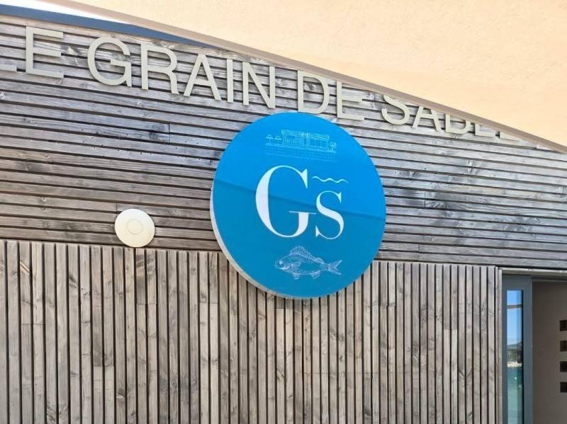 Caisson lumineux installé et logo posé sur la façade du restaurant Le Grain de Sable. Vue du chantier terminé avec l'enseigne lumineuse LED en fonctionnement, offrant une excellente visibilité au restaurant situé sur la plage des Lecques à Saint-Cyr-sur-M