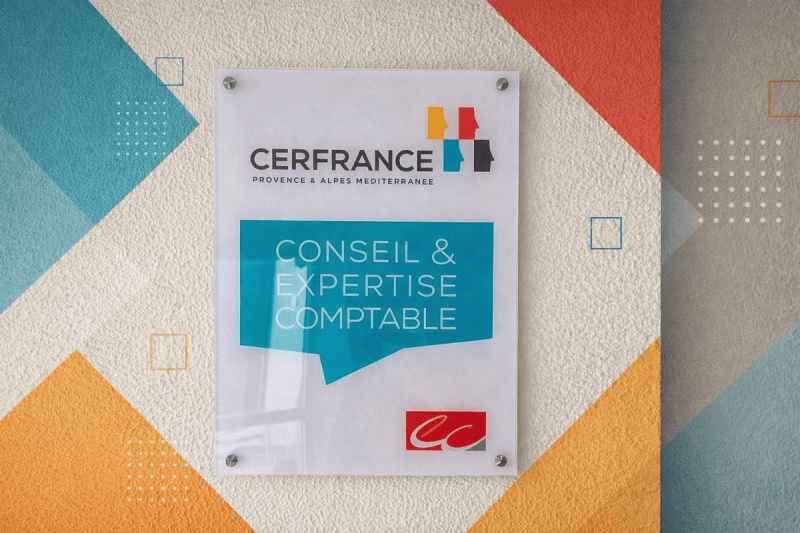 Plaque plexiglas sur mesure réalisée à Six-Fours-les-Plages pour une entreprise du Var. Impression haute définition, fixation par entretoises inox et finition professionnelle.