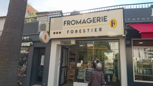 Enseigne fromager à Sanary dans le Var