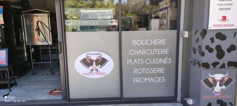 “Vitrine dépoli – Maison Tanzilli, boucherie-charcuterie de référence à Bandol. Qualité, savoir-faire et produits du terroir au cœur du centre-ville.”