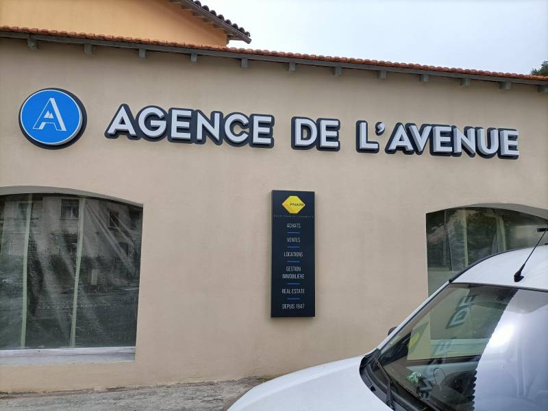Enseigne commerciale en lettres plexiglass
