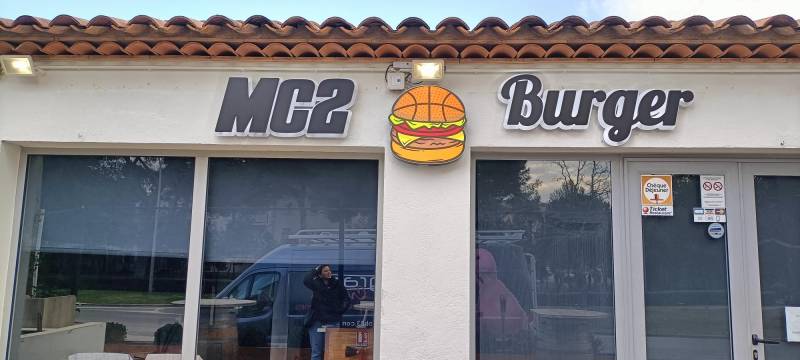 enseigne lumineuse six fours les plages