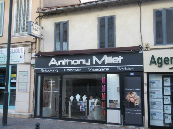 Creation d'enseigne lumineuse lettres en reliefs et leds à six fours