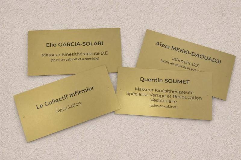 Plaque professionnelle médicale personnalisée en aluminium or pour kinésithérapeute et infirmier à La Ciotat. Fabrication locale et finition haut de gamme.