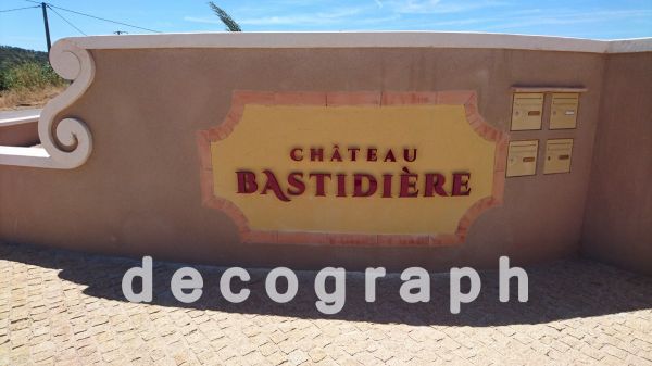 Signalétique extérieure au Château Bastidière à Cuers 83390 dans le Var
