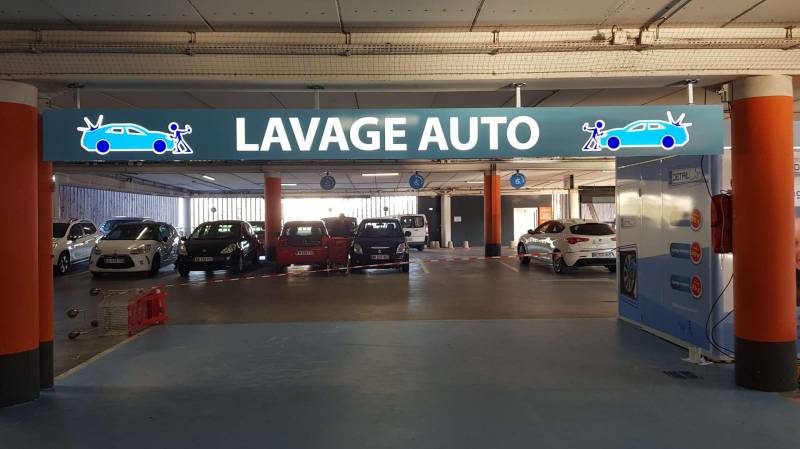 Enseigne publicitaire lumineuse à Auchan