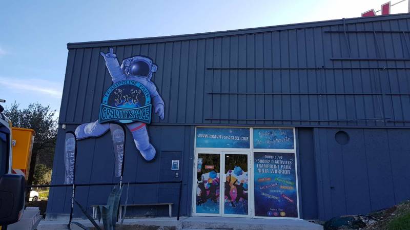 enseigne géante à la Garde dans le Var