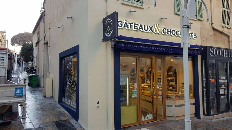 Enseigne lumineuse à Toulon version journée