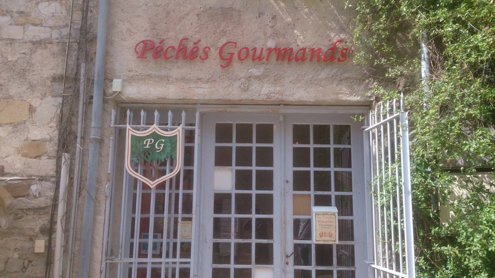 Lettres découpées pour enseigne au village du castellet