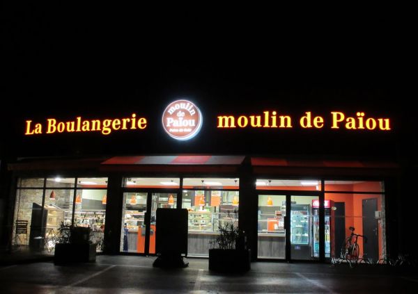 Enseigne lettres plexi et caisson lumineux