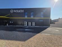 Grande enseigne lumineuse et logo lumineux