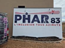 “Enseigne grand format de l’association PHAR 83 à Tavernes dans le Var, réalisée par Decograph83, spécialiste des enseignes et signalétique pour associations.”
