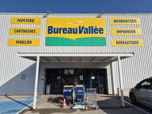 “Grande enseigne Bureau Vallée à Ollioules dans le Var, fabrication, impression et pose sur mesure réalisées par Decograph, spécialiste en signalétique et communication visuelle.”