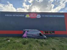 “Enseigne non lumineuse de 2CV Passion réalisée par Decograph dans le Var – visibilité pour Signes, Le Castellet et Le Beausset.”