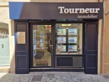 Enseigne lumineuse réalisée par Décograph pour l’agence Tourneur Immobilier à Sanary-sur-Mer.